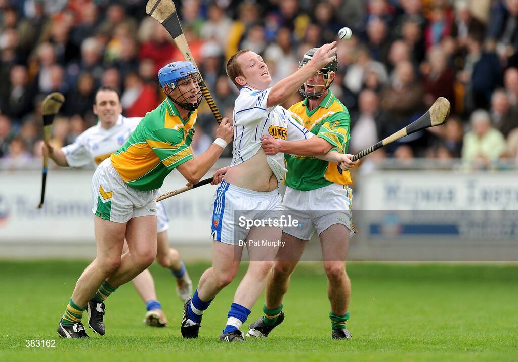 18 October 2009; Francis Kerrigan, Tullamore, in action against Peter Healion, left, and Christopher Guinan, Kilcormac/Killoughey. Offaly County Senior Hurling Final, Tullamore v Kilcormac/Killoughey, O'Connor Park, Tullamore, Co. Offaly. Picture credit: Pat Murphy / SPORTSFILE