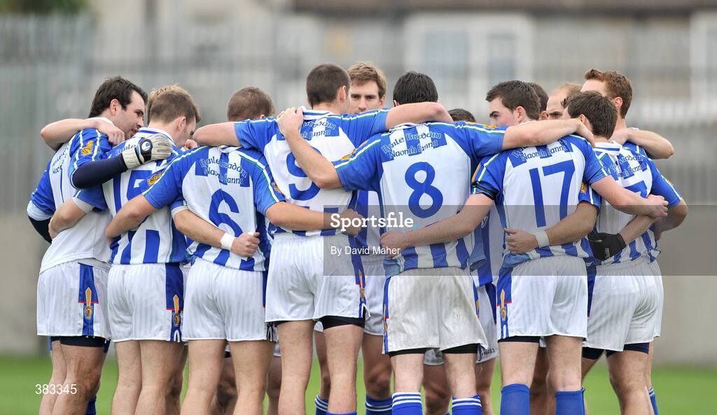 18 October 2009; The Ballyboden St. Enda's team form a huddle before the start of the game. Dublin County Senior Football Final, Ballyboden St. Enda's v St. Jude's, Parnell Park, Dublin. Picture credit: David Maher / SPORTSFILE