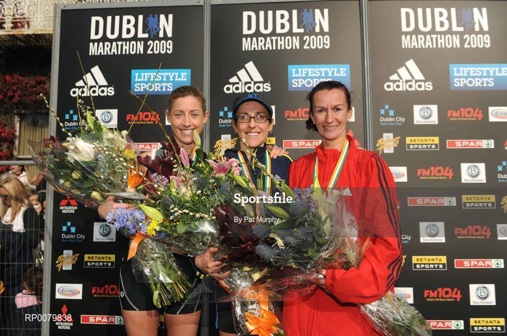 26 October 2009; Irish athletes Annette Kealy, Raheny Shamrocks, centre, who won the Irish National Championships at the Lifestyle Sports - adidas Dublin Marathon 2009 with second placed Pauline Curley, Tullamore, right, and third placed Claire McCarthy, Tullamore Harriers, left. Merrion Square, Dublin. Picture credit: Pat Murphy / SPORTSFILE