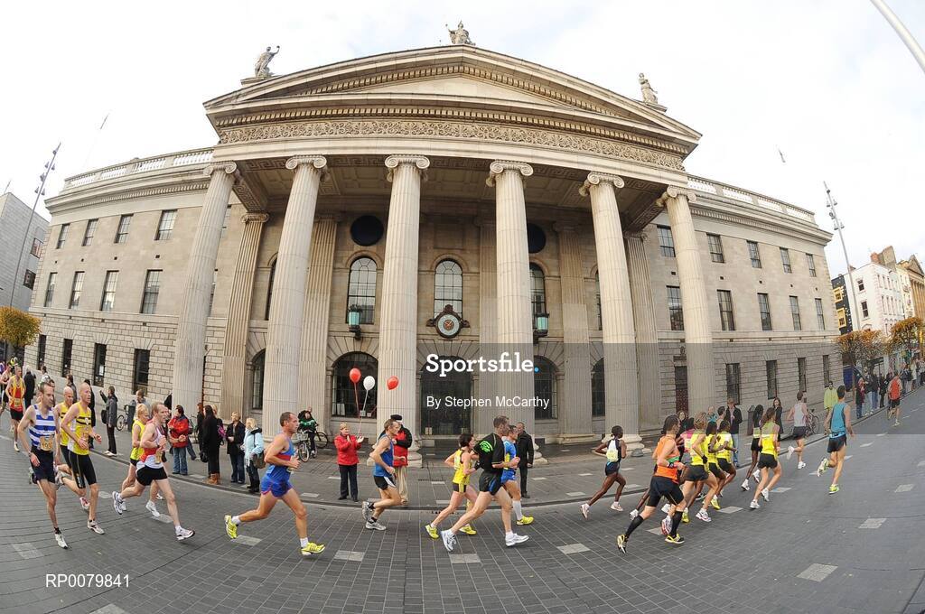26 October 2009; A general view of the athletes passing the GPO during the Lifestyle Sports - adidas Dublin Marathon 2009. O'Connell Street, Dublin. Picture credit: Stephen McCarthy / SPORTSFILE