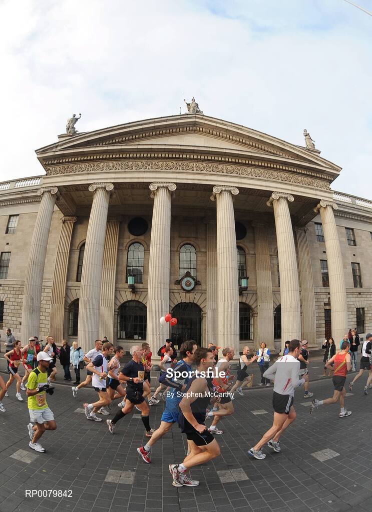 26 October 2009; A general view of the competitors passing the GPO during the Lifestyle Sports - adidas Dublin Marathon 2009. O'Connell Street, Dublin. Picture credit: Stephen McCarthy / SPORTSFILE