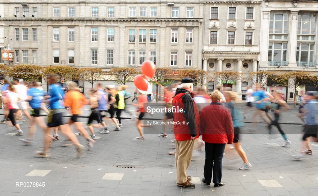 26 October 2009; A couple watch on as the competitors pass through O'Connell Street during the Lifestyle Sports - adidas Dublin Marathon 2009. O'Connell Street, Dublin. Picture credit: Stephen McCarthy / SPORTSFILE