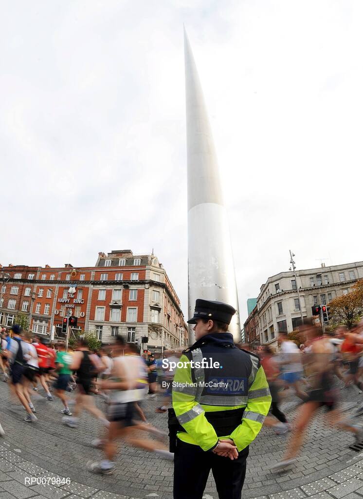 26 October 2009; A member of An Garda Siochana watches on as the competitors pass the Spire during the Lifestyle Sports - adidas Dublin Marathon 2009. O'Connell Street, Dublin. Picture credit: Stephen McCarthy / SPORTSFILE