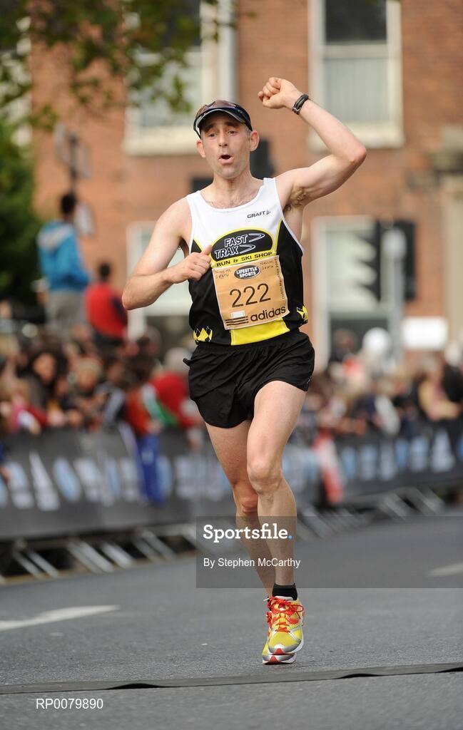 26 October 2009; Niall McGrath celebrates finishing the Lifestyle Sports - adidas Dublin Marathon 2009. Merrion Square, Dublin. Picture credit: Stephen McCarthy / SPORTSFILE
