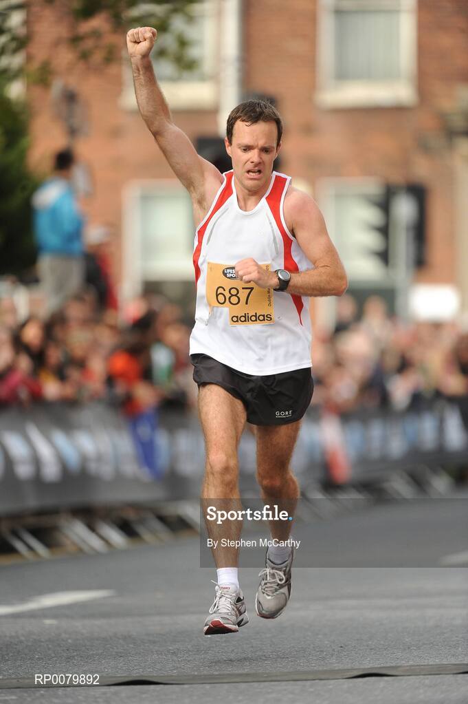 26 October 2009; Tomas O'Loughlin, from London, England, celebrates finishing the Lifestyle Sports - adidas Dublin Marathon 2009. Merrion Square, Dublin. Picture credit: Stephen McCarthy / SPORTSFILE