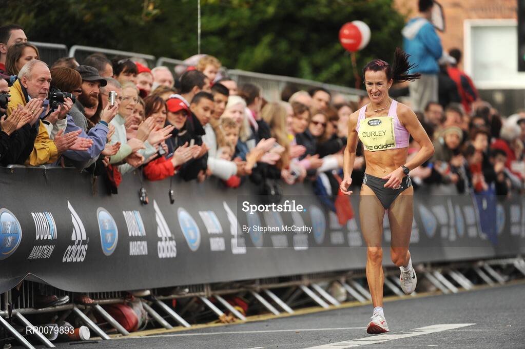 26 October 2009; Pauline Curley, from Tullamore Harriers, on the approach to the finish of the Lifestyle Sports - adidas Dublin Marathon 2009. Merrion Square, Dublin. Picture credit: Stephen McCarthy / SPORTSFILE
