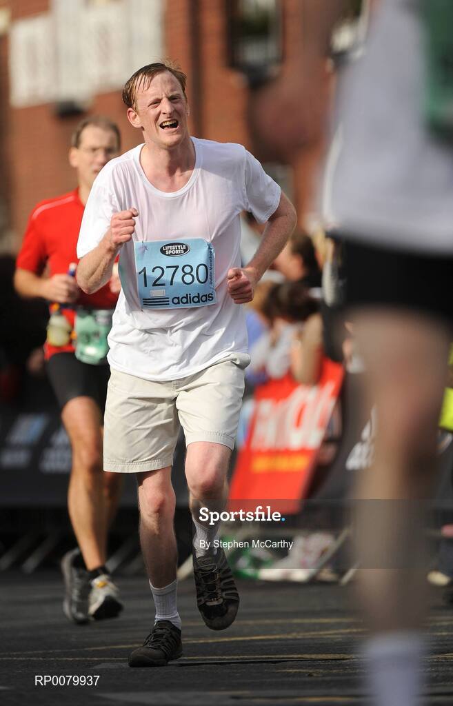 26 October 2009; Michael Arthur, from Co. Laois, during the Lifestyle Sports - adidas Dublin Marathon 2009. Merrion Square, Dublin. Picture credit: Stephen McCarthy / SPORTSFILE