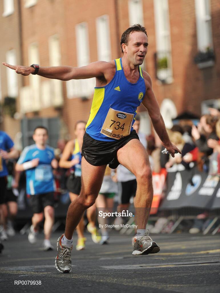 26 October 2009; Philip Marsden, from Oxfordshire, England, during the Lifestyle Sports - adidas Dublin Marathon 2009. Merrion Square, Dublin. Picture credit: Stephen McCarthy / SPORTSFILE