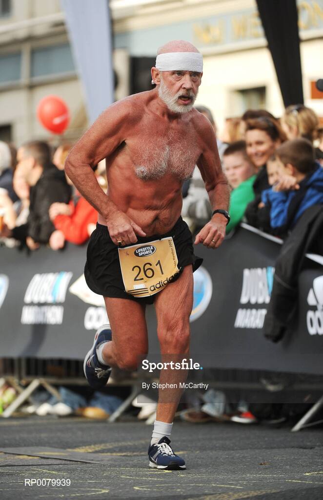26 October 2009; Gerard Connolly, from Idaho, America, during the Lifestyle Sports - adidas Dublin Marathon 2009. Merrion Square, Dublin. Picture credit: Stephen McCarthy / SPORTSFILE
