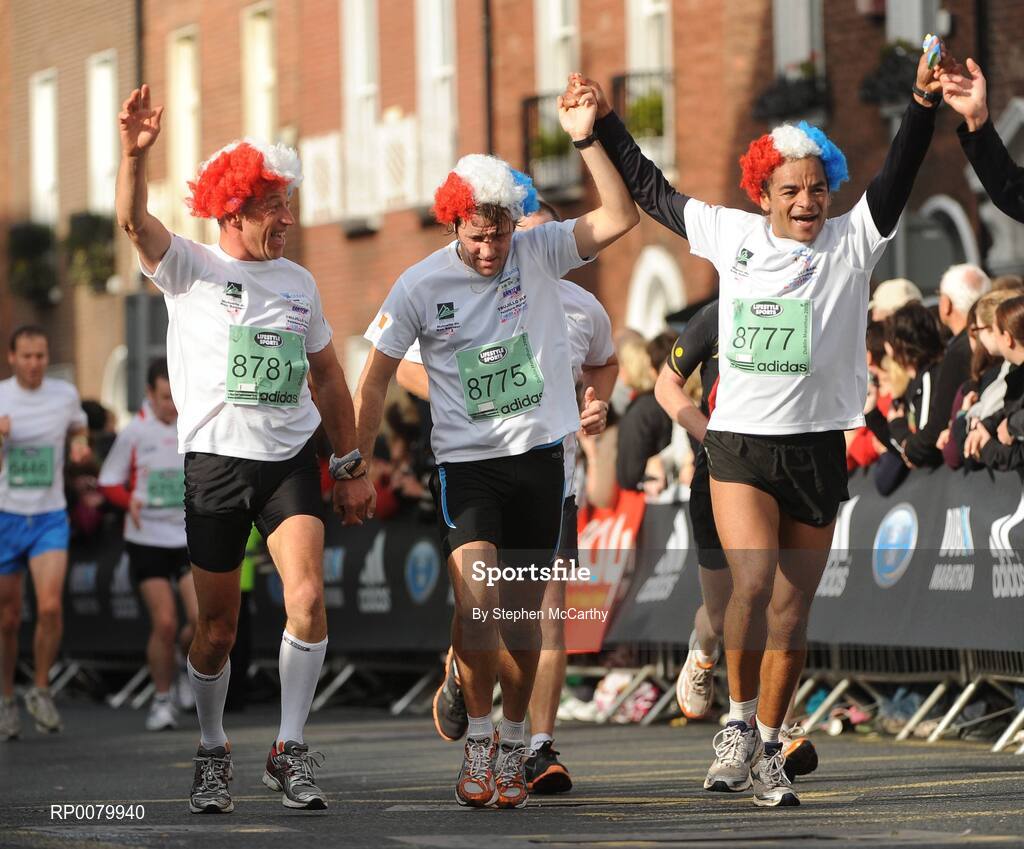 26 October 2009; Serge Velette, left, Frederic Raynal, centre, and Christoph Atrax, from Sedex, France, during the Lifestyle Sports - adidas Dublin Marathon 2009. Merrion Square, Dublin. Picture credit: Stephen McCarthy / SPORTSFILE