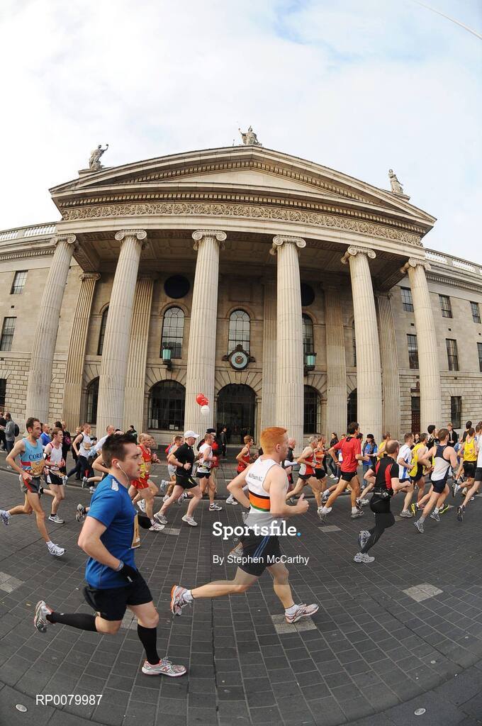 26 October 2009; Athletes pass the GPO during the Lifestyle Sports - adidas Dublin Marathon 2009. Merrion Square, Dublin. Picture credit: Stephen McCarthy / SPORTSFILE