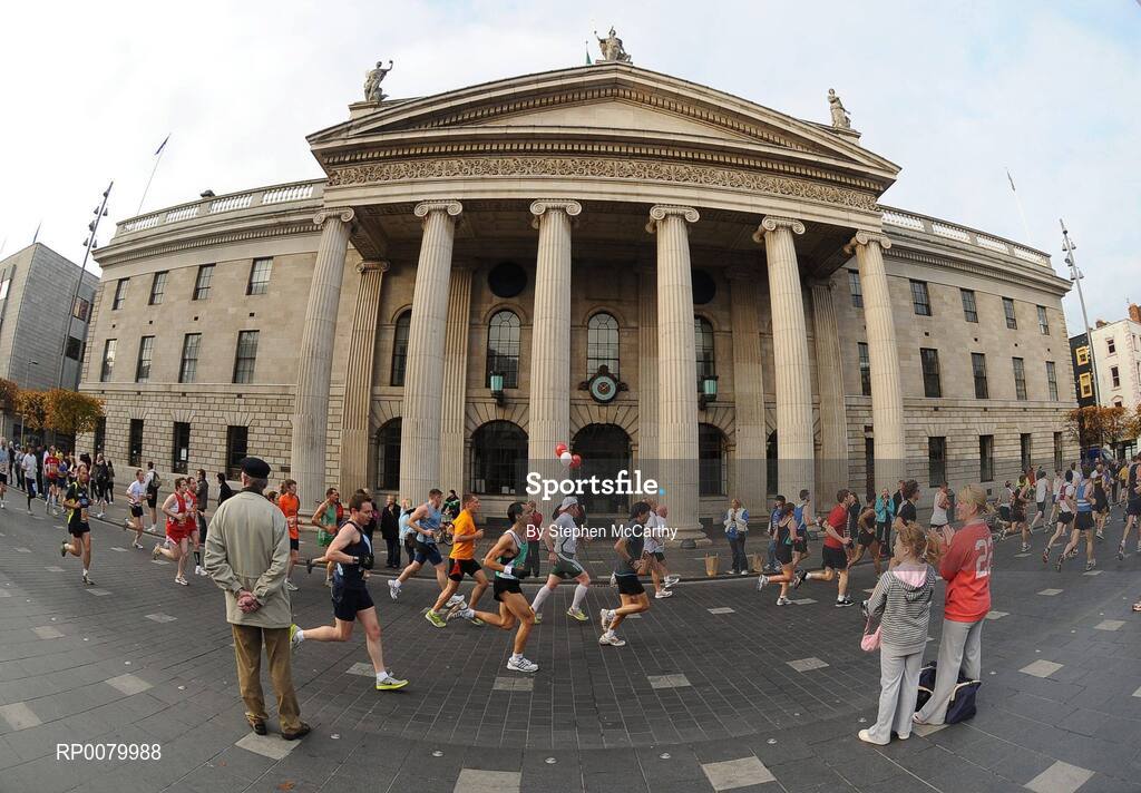 26 October 2009; Athletes pass the GPO during the Lifestyle Sports - adidas Dublin Marathon 2009. Merrion Square, Dublin. Picture credit: Stephen McCarthy / SPORTSFILE