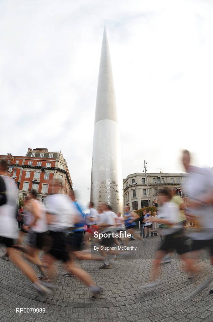 26 October 2009; Athletes pass the Spire during the Lifestyle Sports - adidas Dublin Marathon 2009. Merrion Square, Dublin. Picture credit: Stephen McCarthy / SPORTSFILE