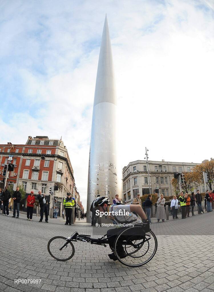 26 October 2009; A wheelchiar athlete during the Lifestyle Sports - adidas Dublin Marathon 2009. Merrion Square, Dublin. Picture credit: Stephen McCarthy / SPORTSFILE