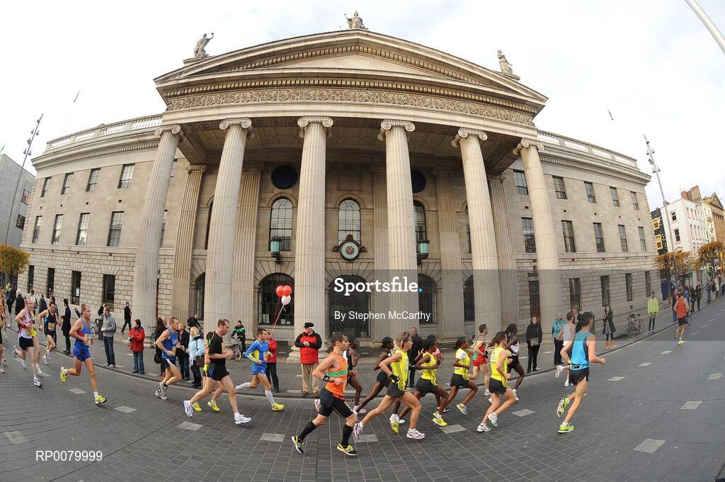 26 October 2009; Athletes pass the GPO during the Lifestyle Sports - adidas Dublin Marathon 2009. Merrion Square, Dublin. Picture credit: Stephen McCarthy / SPORTSFILE