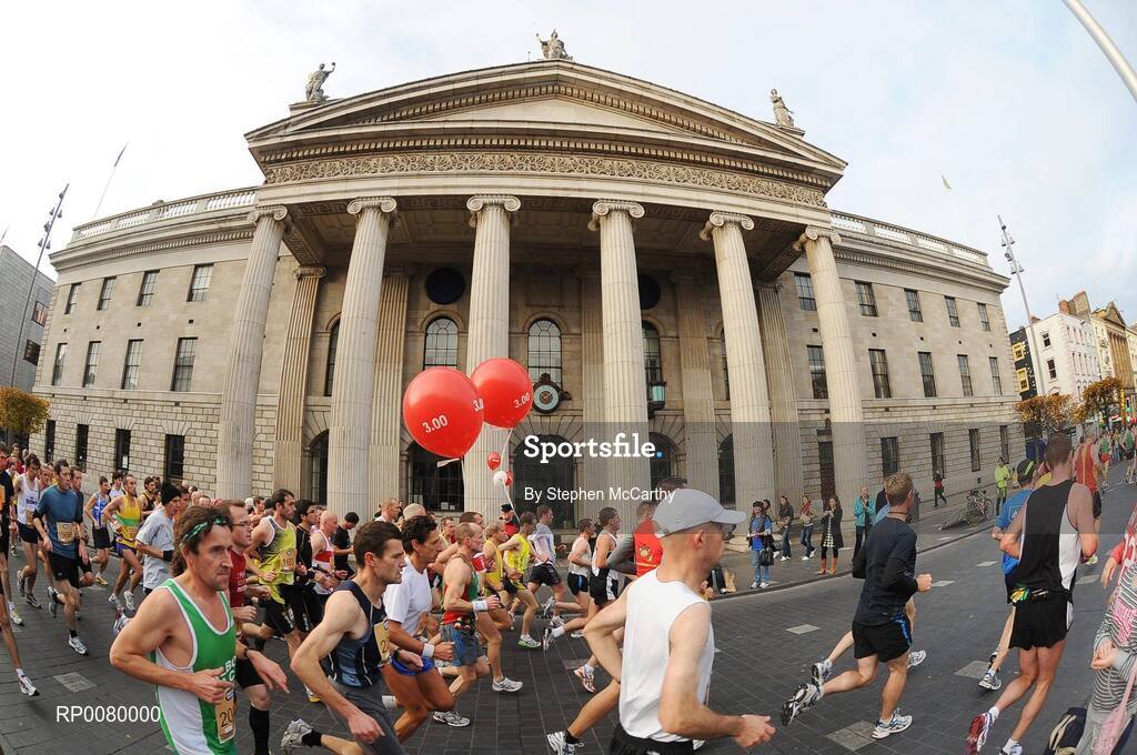 26 October 2009; Athletes pass the GPO during the Lifestyle Sports - adidas Dublin Marathon 2009. Merrion Square, Dublin. Picture credit: Stephen McCarthy / SPORTSFILE