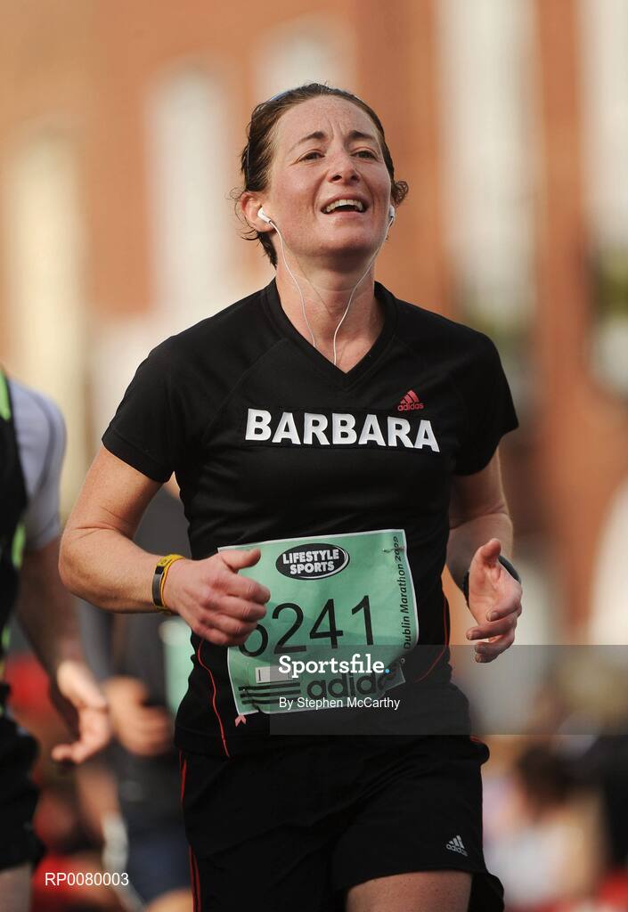 26 October 2009; Barbara Smyth, from Dublin, during the Lifestyle Sports - adidas Dublin Marathon 2009. Merrion Square, Dublin. Picture credit: Stephen McCarthy / SPORTSFILE
