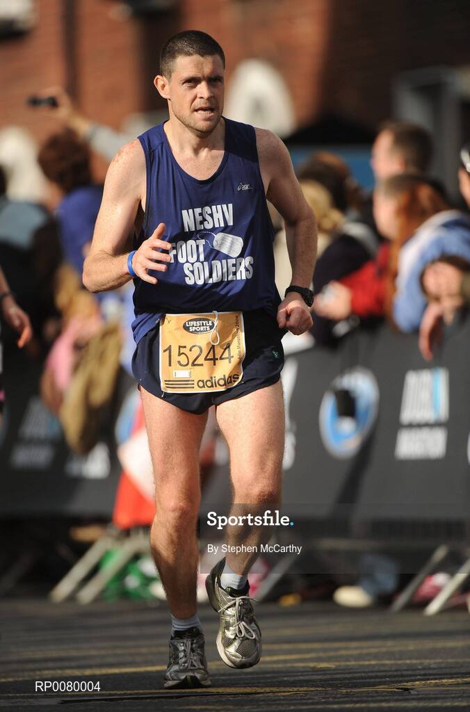 26 October 2009; Bob Manson, from Dublin, during the Lifestyle Sports - adidas Dublin Marathon 2009. Merrion Square, Dublin. Picture credit: Stephen McCarthy / SPORTSFILE