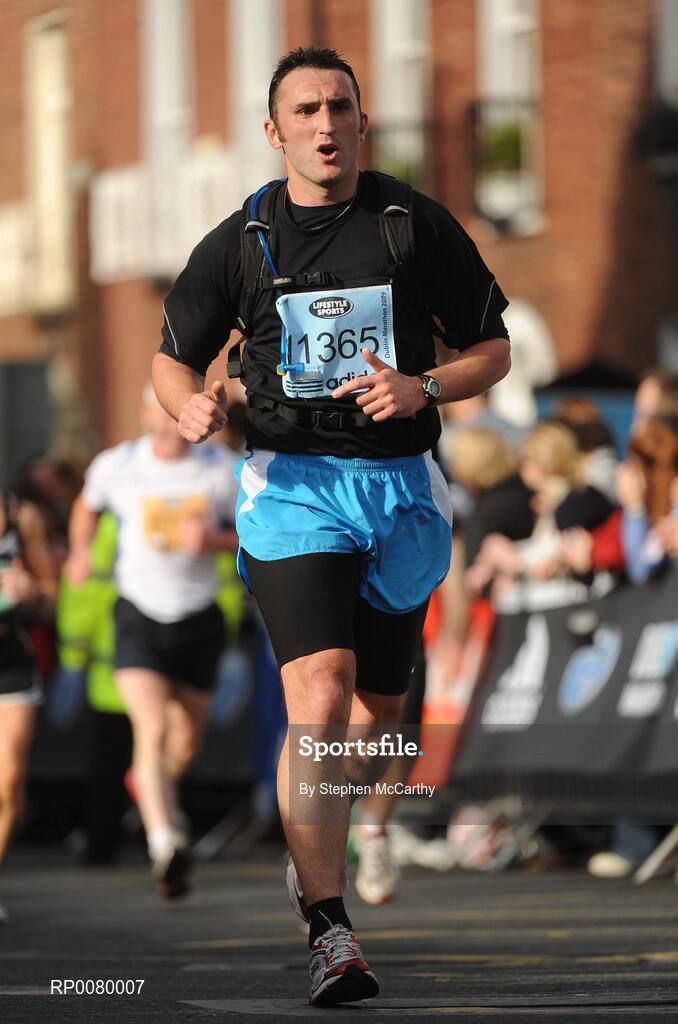 26 October 2009; Ian Leeming, from Cumbria, England, during the Lifestyle Sports - adidas Dublin Marathon 2009. Merrion Square, Dublin. Picture credit: Stephen McCarthy / SPORTSFILE