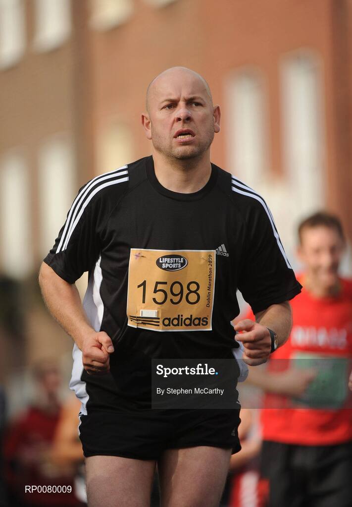 26 October 2009; Adam Duchnicz, from Poland, living in Cork, during the Lifestyle Sports - adidas Dublin Marathon 2009. Merrion Square, Dublin. Picture credit: Stephen McCarthy / SPORTSFILE