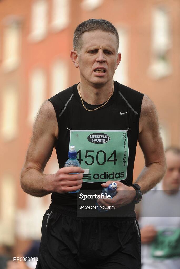 26 October 2009; Des Fitzgerald, from Kildare, during the Lifestyle Sports - adidas Dublin Marathon 2009. Merrion Square, Dublin. Picture credit: Stephen McCarthy / SPORTSFILE