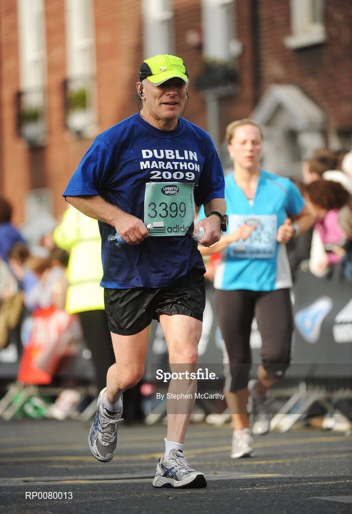 26 October 2009; Rees Dobbs, from Blackwood, Wales, during the Lifestyle Sports - adidas Dublin Marathon 2009. Merrion Square, Dublin. Picture credit: Stephen McCarthy / SPORTSFILE