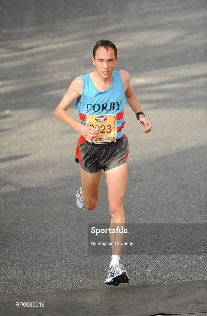 26 October 2009; Neal Humphreys, from Northants, England, during the Lifestyle Sports - adidas Dublin Marathon 2009. Merrion Square, Dublin. Picture credit: Stephen McCarthy / SPORTSFILE