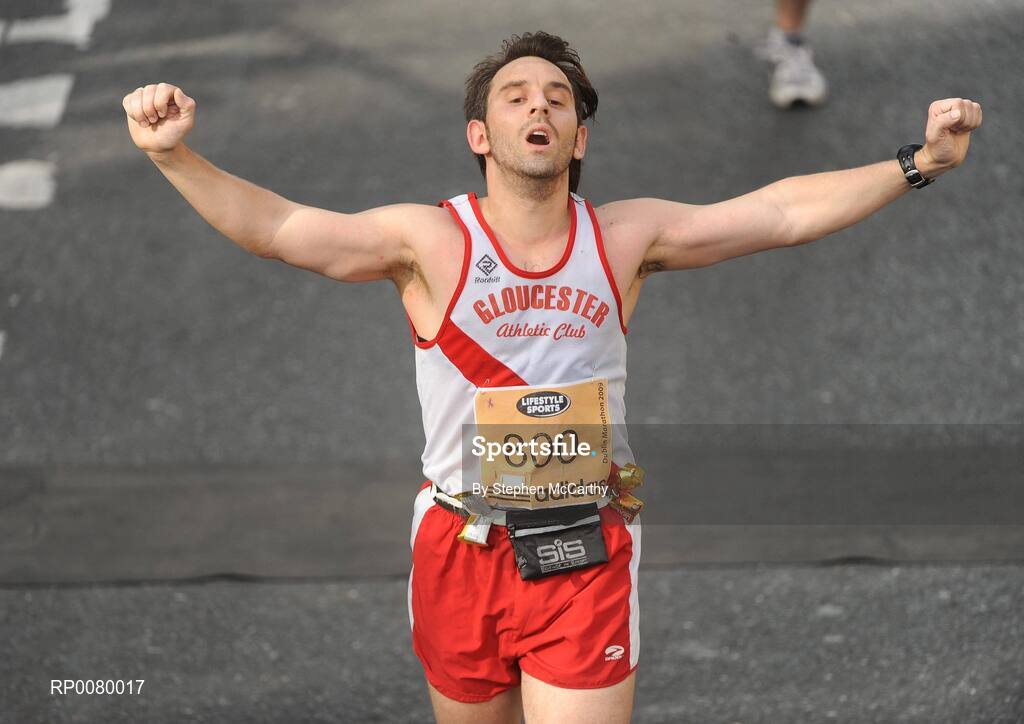 26 October 2009; Alistair Wakefield, from Gloucestershire, England, during the Lifestyle Sports - adidas Dublin Marathon 2009. Merrion Square, Dublin. Picture credit: Stephen McCarthy / SPORTSFILE
