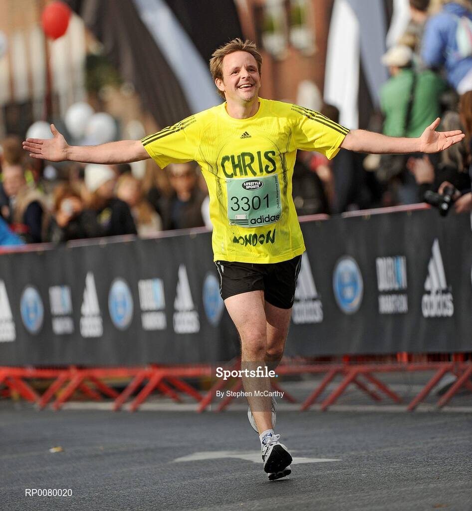 26 October 2009; Chris Scott, from Greater London, England, during the Lifestyle Sports - adidas Dublin Marathon 2009. Merrion Square, Dublin. Picture credit: Stephen McCarthy / SPORTSFILE
