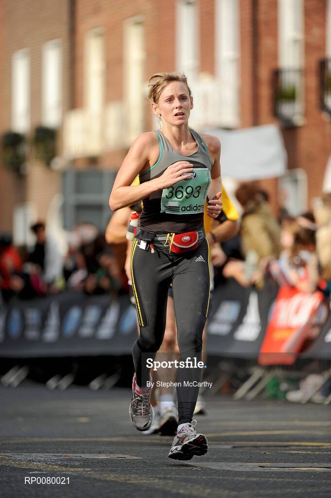 26 October 2009; Suzy Davis, from London, England, during the Lifestyle Sports - adidas Dublin Marathon 2009. Merrion Square, Dublin. Picture credit: Stephen McCarthy / SPORTSFILE