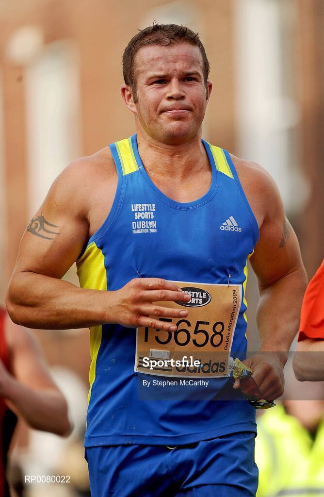 26 October 2009; Mark O'Callaghan, from Dublin, during the Lifestyle Sports - adidas Dublin Marathon 2009. Merrion Square, Dublin. Picture credit: Stephen McCarthy / SPORTSFILE