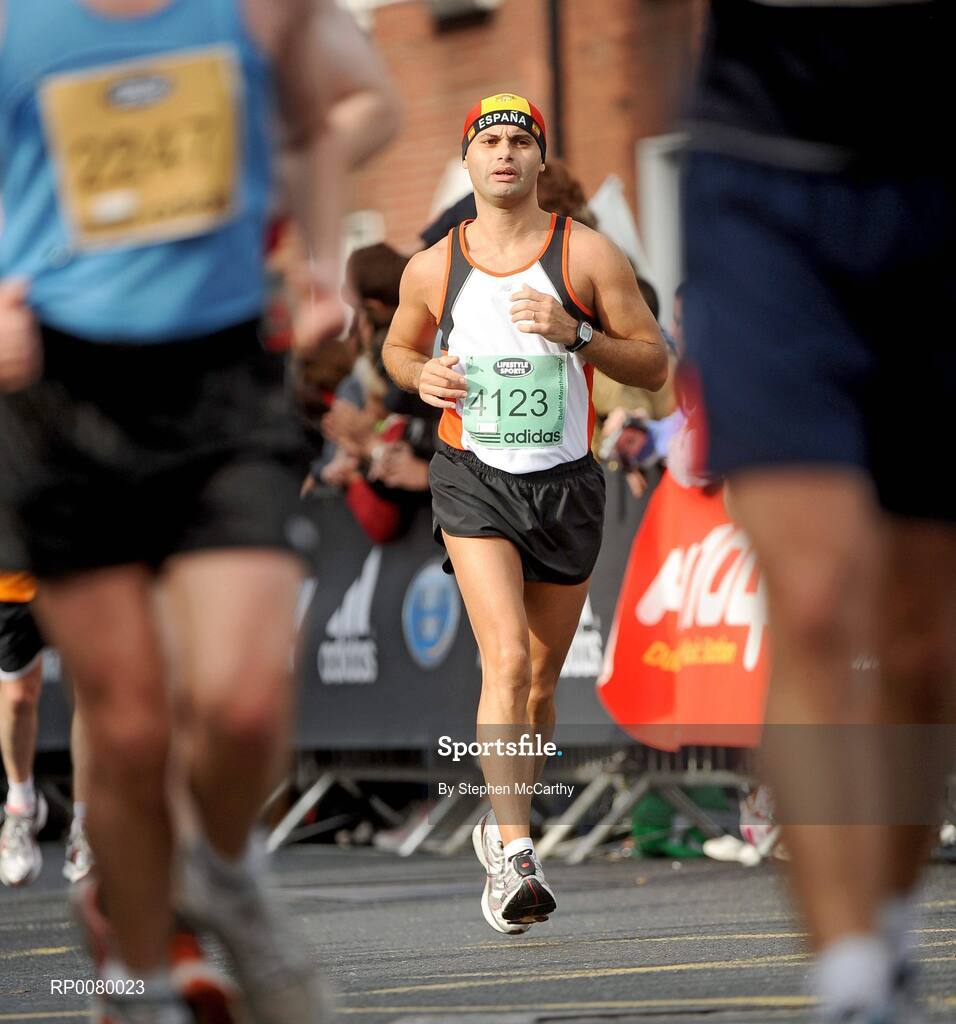 26 October 2009; Miguel Angel Barrero, from Spain, living in Kerry, during the Lifestyle Sports - adidas Dublin Marathon 2009. Merrion Square, Dublin. Picture credit: Stephen McCarthy / SPORTSFILE