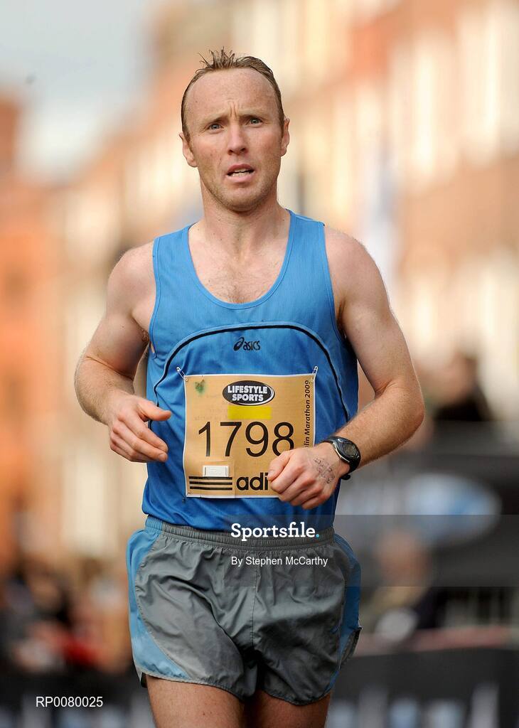 26 October 2009; Colin Merritt, from Co. Cork, during the Lifestyle Sports - adidas Dublin Marathon 2009. Merrion Square, Dublin. Picture credit: Stephen McCarthy / SPORTSFILE