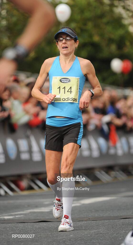 26 October 2009; Annette Kealy, Raheny Shamrocks A.C., Dublin, on her way to winning the Irish Women's National Marathon Championships during the Lifestyle Sports - adidas Dublin Marathon 2009. Merrion Square, Dublin. Picture credit: Stephen McCarthy / SPORTSFILE