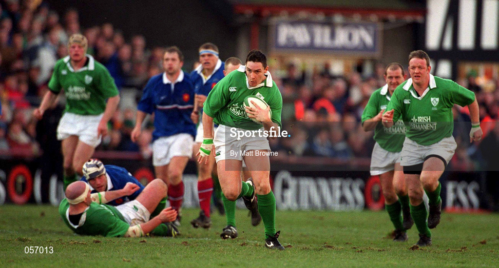 17 February 2001; Ireland's David Wallace breaks through the French defence during the Lloyds TSB Six Nations Rugby Championship match between Ireland and France at Lansdowne Road in Dublin. Photo by Matt Browne/Sportsfile