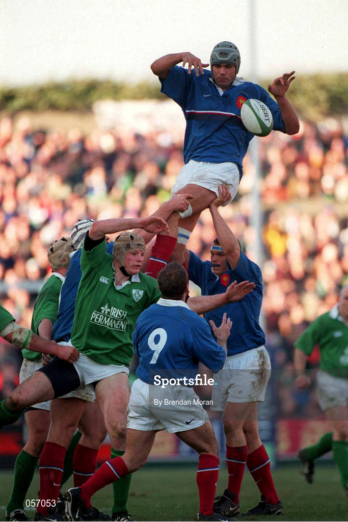 17 February 2001; France David Auradon wins a lineout against Malcolm O'Kelly of Ireland during the Lloyds TSB Six Nations Rugby Championship match between Ireland and France at Lansdowne Road in Dublin. Photo by Brendan Moran/Sportsfile