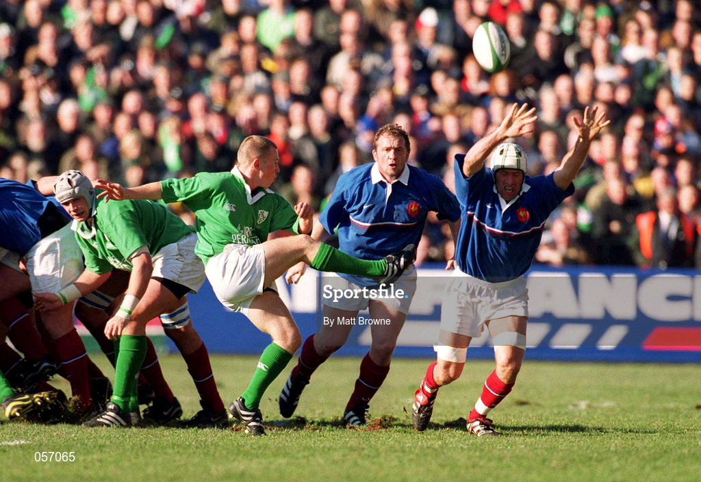 17 February 2001; Ireland's Peter Stringer kicks forward during the Lloyds TSB Six Nations Rugby Championship match between Ireland and France at Lansdowne Road in Dublin. Photo by Matt Browne/Sportsfile