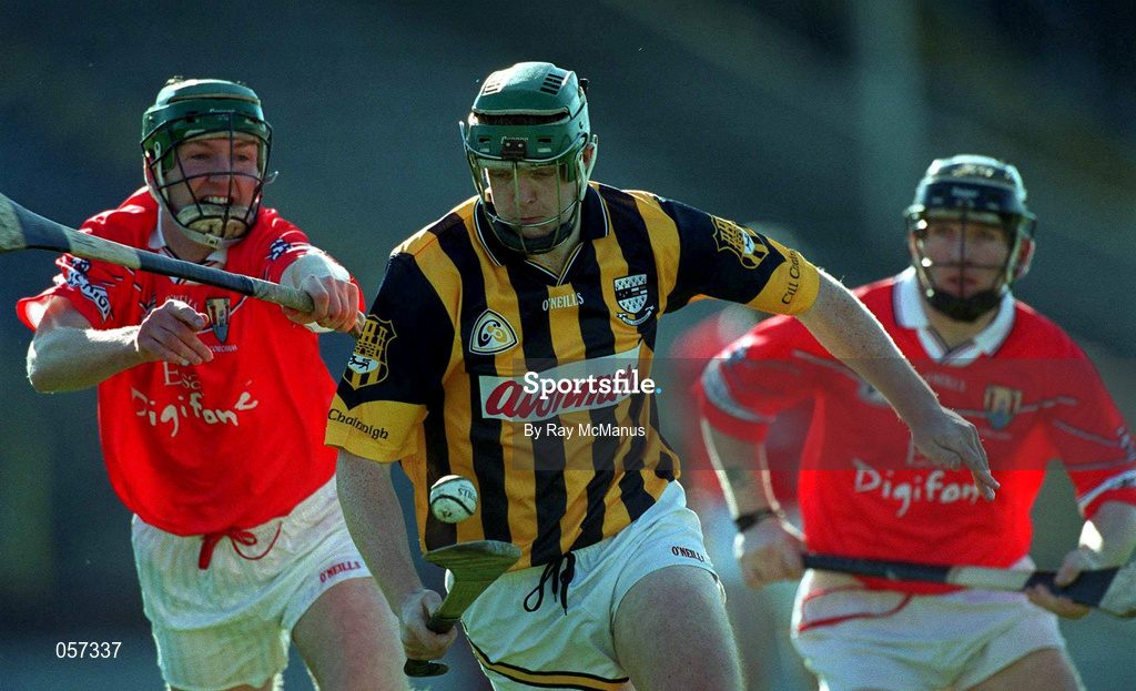 24 February 2001; Henry Shefflin of Kilkenny gets away from Cork's Pat Mulcahy, left, and Wayne Sherlock during the Allianz National Hurling League Division 1B match between Cork and Kilkenny at Páirc Uí Chaoimh in Cork. Photo by Ray McManus/Sportsfile