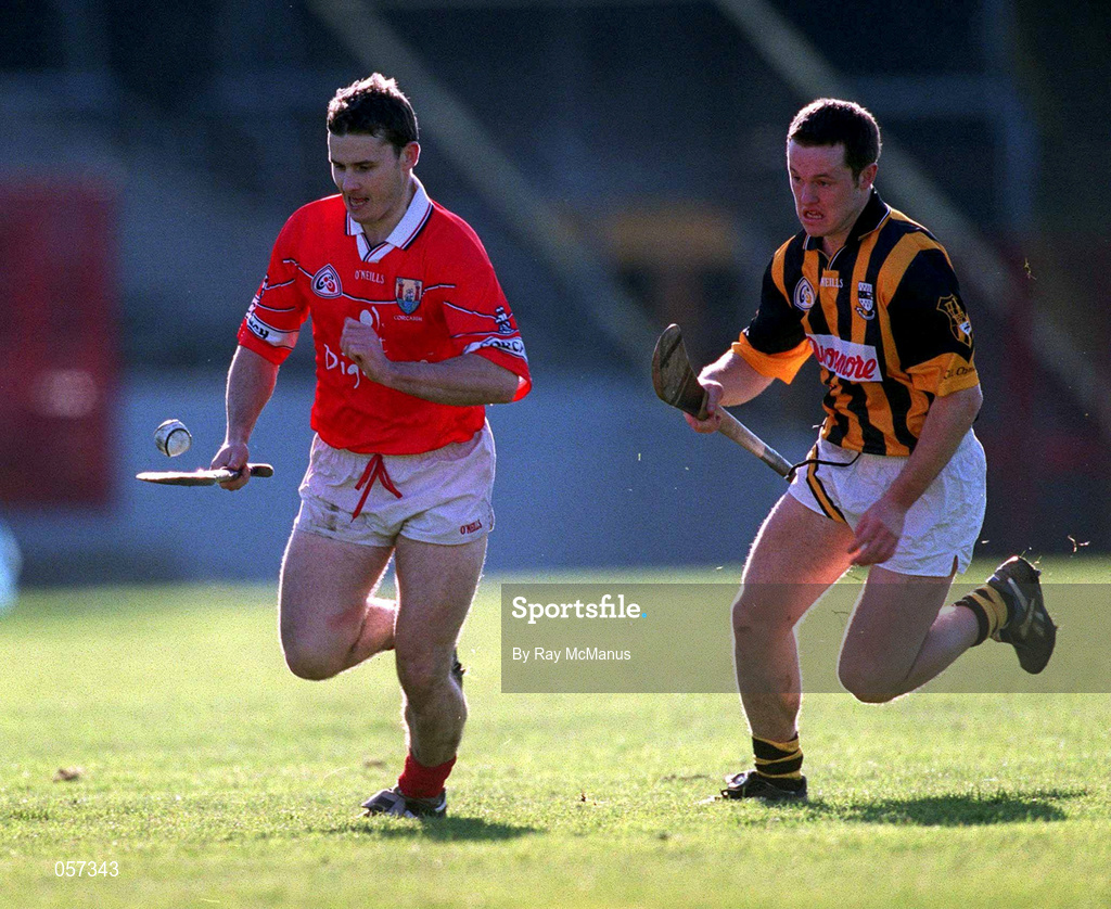 24 February 2001; Cork's Kevin Murray races clear of Kilkenny's Michael Kavanagh during the Allianz National Hurling League Division 1B match between Cork and Kilkenny at Páirc Uí Chaoimh in Cork. Photo by Ray McManus/Sportsfile