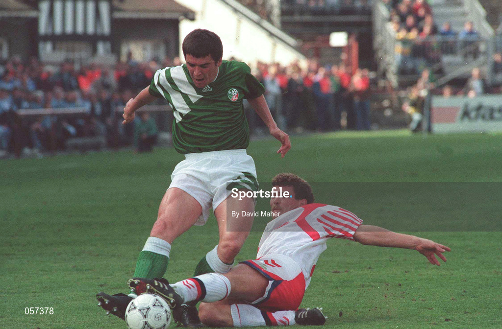 28 April 1993; Roy Keane of Republic of Ireland in action against John Jensen of Denmark during FIFA World Cup Qualifier between Republic of Ireland and Denmark at Lansdowne Road in Dublin. Photo by David Maher/Sportsfile