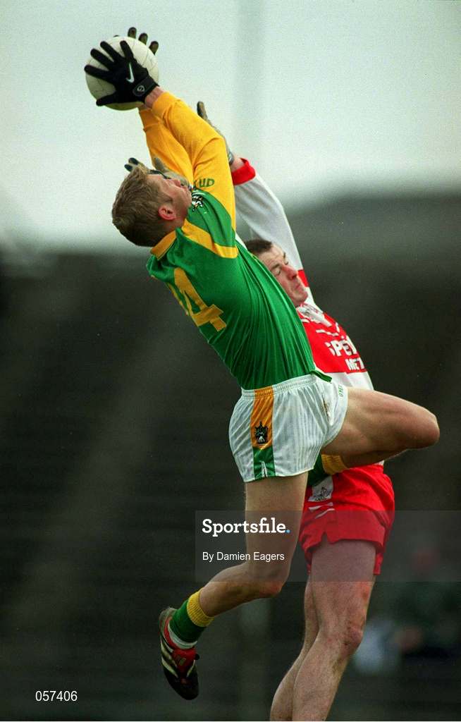 25 February 2001; Graham Geraghrty of Meath claims a high ball ahead of Kevin McCloy of Derry during the Allianz National Football League Division 1B match between Meath and Derry at Páirc Tailteann in Navan, Meath. Photo by Damien Eagers/Sportsfile