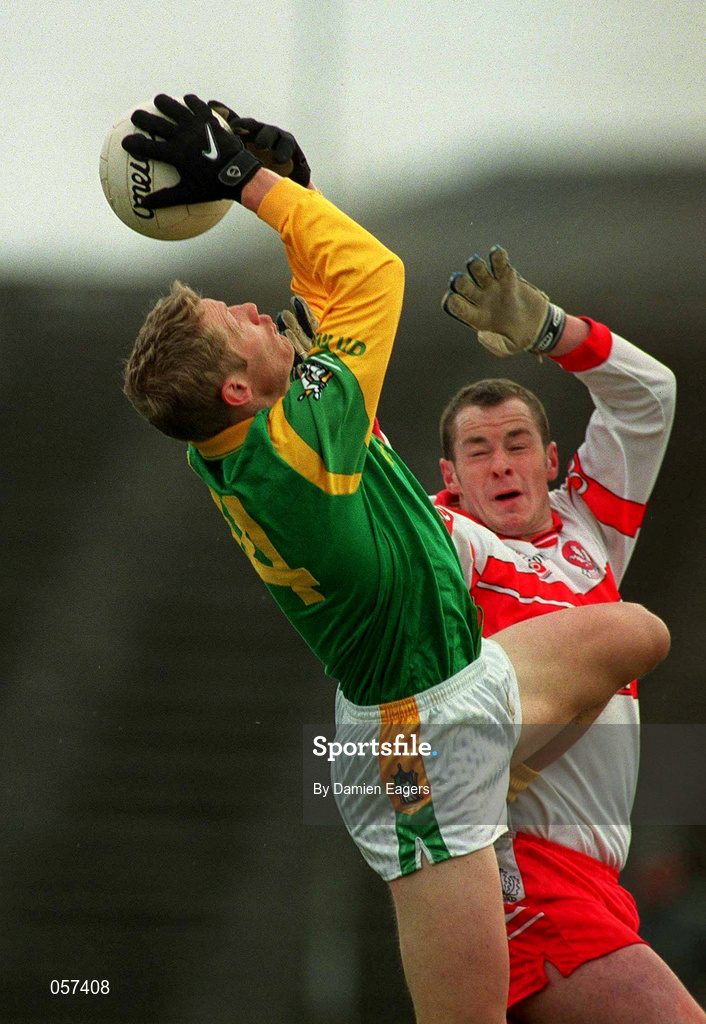 25 February 2001; Graham Geraghrty of Meath claims a high ball ahead of Kevin McCloy of Derry during the Allianz National Football League Division 1B match between Meath and Derry at Páirc Tailteann in Navan, Meath. Photo by Damien Eagers/Sportsfile