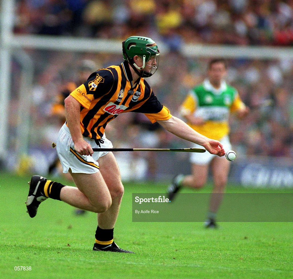 10 September 2000; Henry Shefflin of Kilkenny during the Guinness All-Ireland Senior Hurling Championship Final between Kilkenny and Offaly at Croke Park in Dublin. Photo by Aoife Rice/Sportsfile