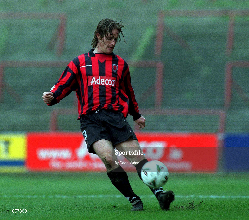 25 February 2001; Simon Webb of Bohemians during the Eircom League Premier Division match between Bohemians and Cork City at Dalymount Park in Dublin. Photo by David Maher/Sportsfile