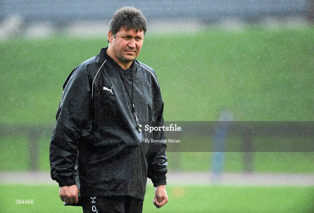 4 November 2009; Forwards coach Gert Smal during Ireland rugby squad training. University of Limerick, Limerick. Picture credit: Brendan Moran / SPORTSFILE