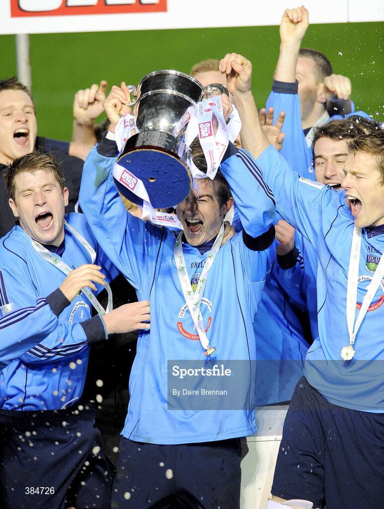 7 November 2009; UCD captain Ronan Finn lifts the cup. League of Ireland First Division, UCD v Waterford United, Belfield Bowl, Dublin. Picture credit: Dàire Brennan / SPORTSFILE