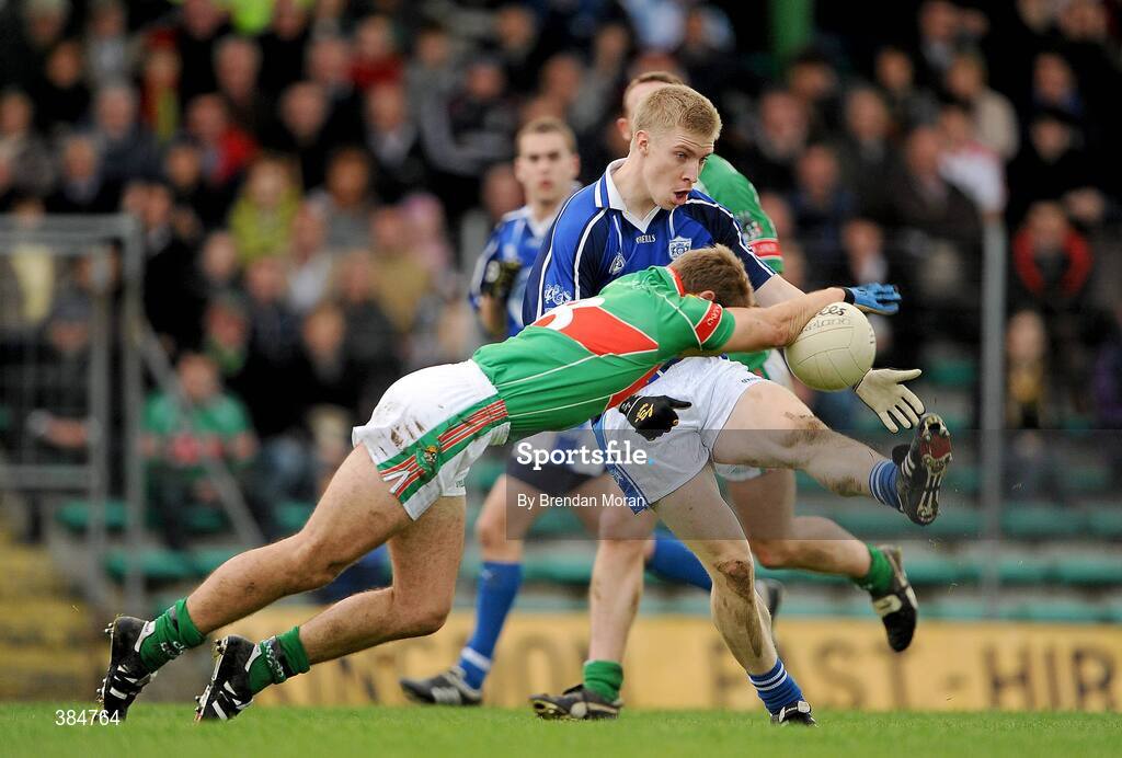 8 November 2009; Barry John Walsh, Kerins O'Rahilly's, has his shot blocked down by Sean Nagle, Clonakilty. AIB GAA Football Munster Senior Club Championship Quarter-Final, Kerins O'Rahilly's v Clonakilty, Austin Stack Park, Tralee. Picture credit: Brendan Moran / SPORTSFILE