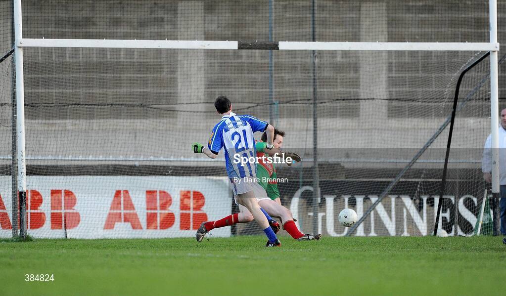 8 November 2009; Dara Shovlin, Ballyboden St. Enda's, scores his side's winning goal, past Rathnew goalkeeper Peter Dignam. AIB GAA Football Leinster Senior Club Championship Quarter-Fianl, Ballyboden St. Enda's v Rathnew, Parnell Park, Dublin. Picture credit: Dàire Brennan / SPORTSFILE