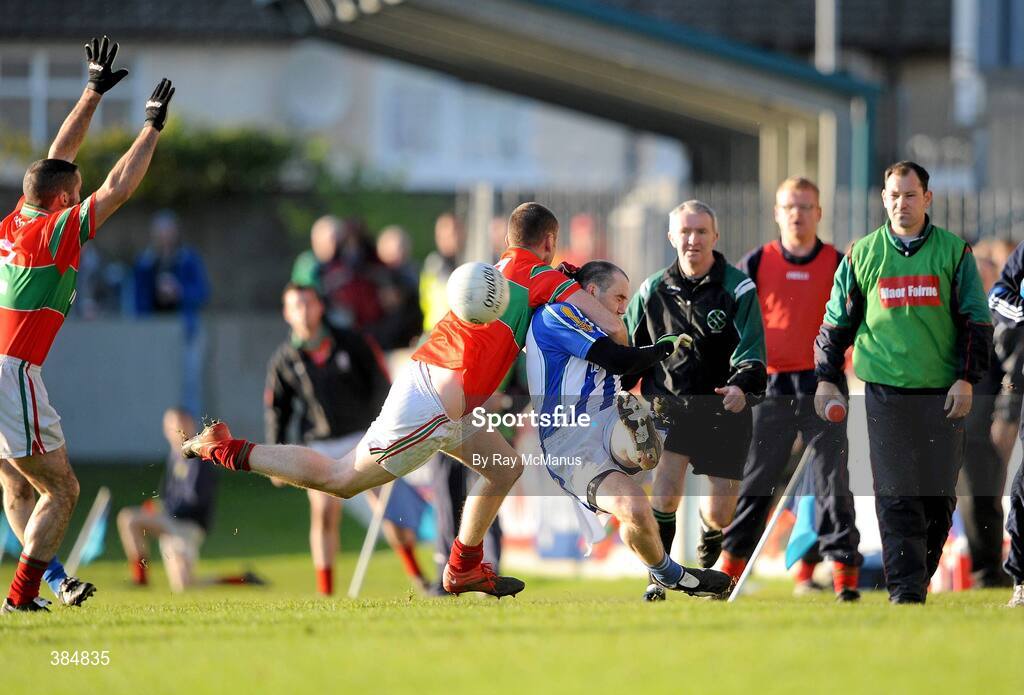 8 November 2009; Mark O'Sullivan, Ballyboden St. Enda's, is tackled by Rathnew's Richard Dignam as he clears. Duignam was shown a yellow card for the tackle. AIB GAA Football Leinster Senior Club Championship Quarter-Final, Ballyboden St. Enda's v Rathnew, Parnell Park, Dublin. Picture credit: Ray McManus / SPORTSFILE