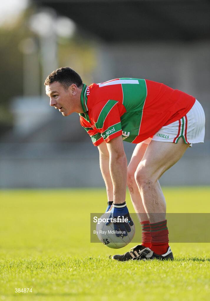 8 November 2009; Leighton Glynn prepares to take a free for Rathnew. AIB GAA Football Leinster Senior Club Championship Quarter-Final, Ballyboden St. Enda's v Rathnew, Parnell Park, Dublin. Picture credit: Ray McManus / SPORTSFILE